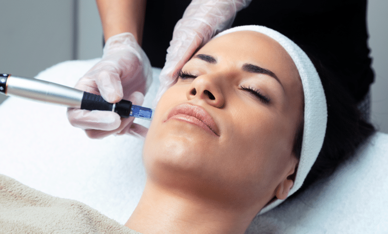 cosmetologist-making-mesotherapy-injection